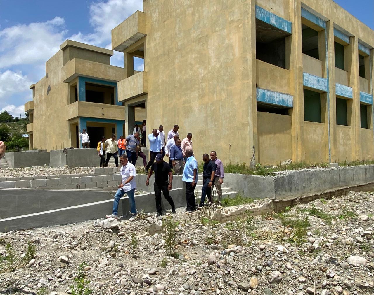 Infraestructura Escolar interviene Liceo Experimental y recinto UASD de Elías Piña