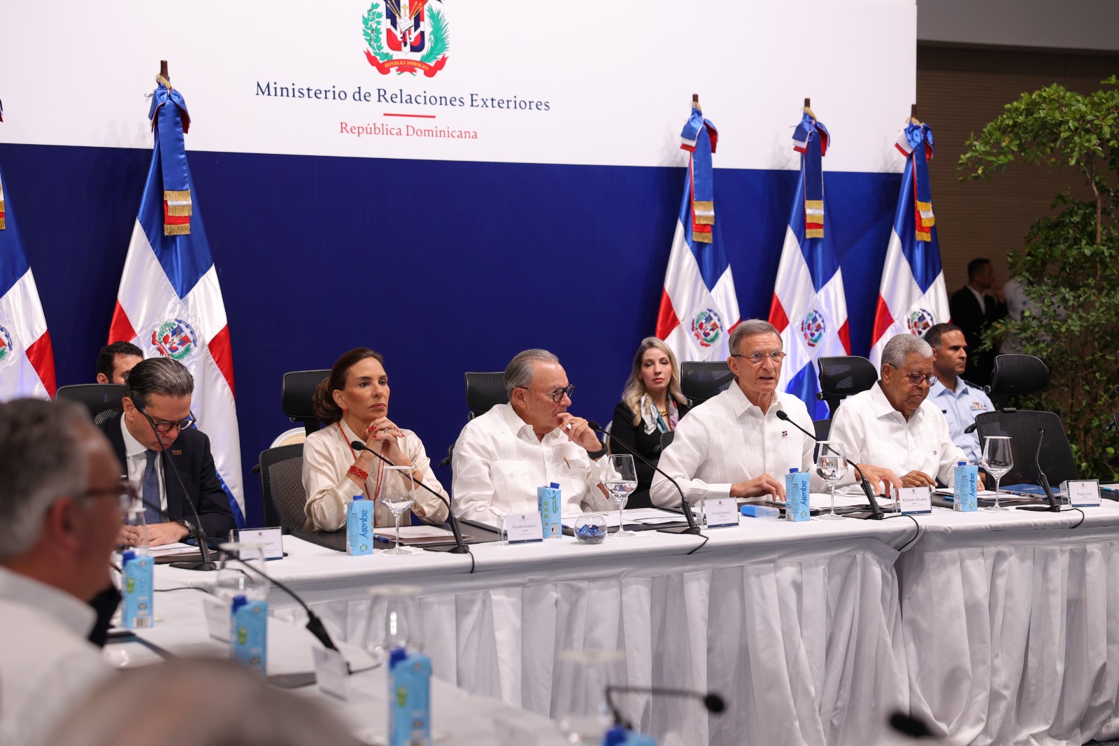 Canciller Roberto Álvarez detalla preparativos de la X Cumbre de las Américas ante medios y líderes de opinión