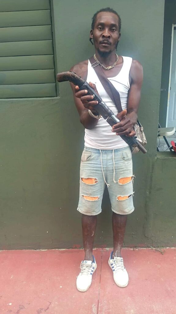 Ejército detiene a haitiano con una escopeta de fabricación casera en Elías Piña | 2 | Ejército detiene a haitiano con una escopeta de fabricación casera en Elías Piña - Noticias de hoy en República Dominicana | De Último Minuto