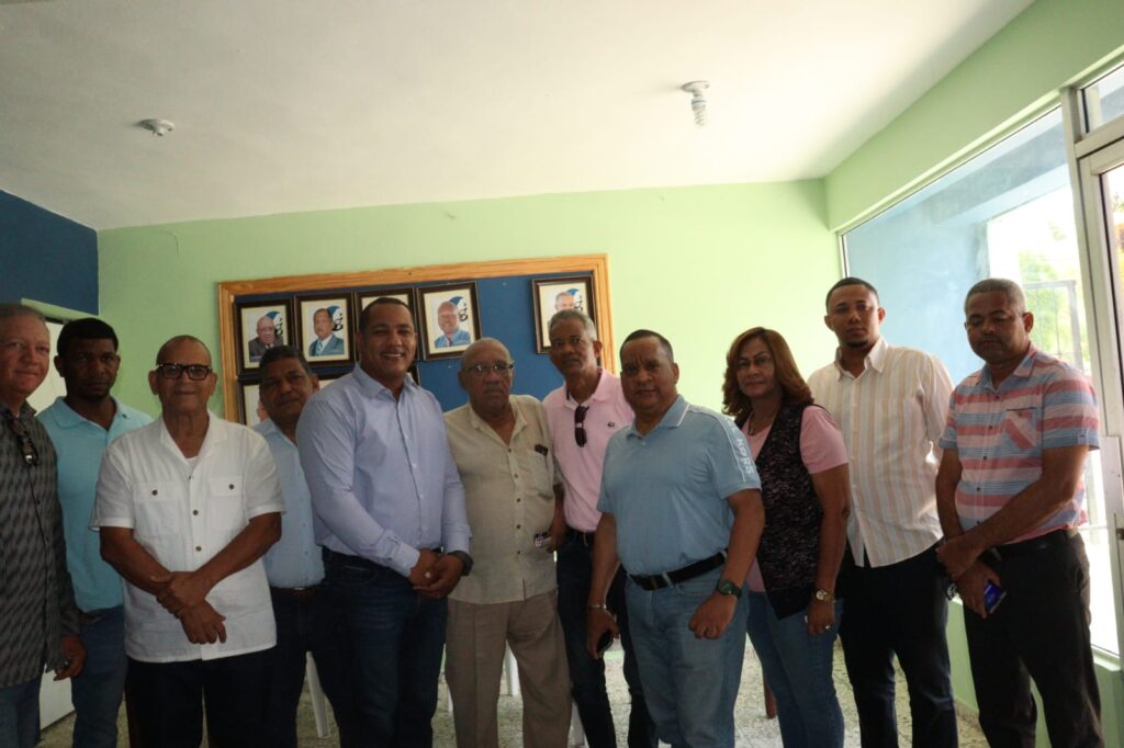 Encuentro del Movimiento Convergencia con candidatos a elecciones del CDP en Azua - Noticias de hoy en República Dominicana | De Último Minuto