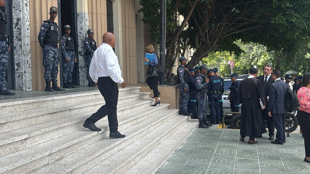 Fuerte seguridad en Ciudad Nueva por lectura de sentencia del caso Antipulpo | 2 | Fuerte seguridad en Ciudad Nueva por lectura de sentencia del caso Antipulpo - Noticias de hoy en República Dominicana | De Último Minuto