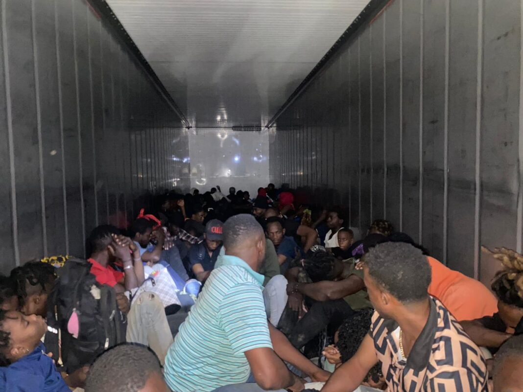 DGM intercepta furgón que traía 100 haitianos indocumentados hacia Santo Domingo
