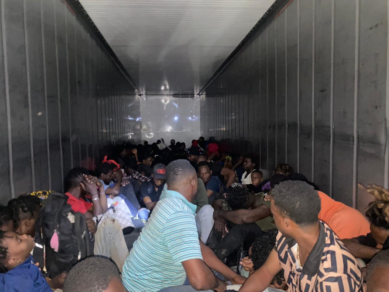 DGM intercepta furgón que traía 100 haitianos indocumentados hacia Santo Domingo