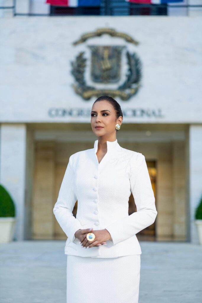 Selinée Méndez proyecta elegancia y liderazgo en el Congreso Nacional, vestida de Suzelle Taveras | 2 | Selinée Méndez proyecta elegancia y liderazgo en el Congreso Nacional, vestida de Suzelle Taveras - Noticias de hoy en República Dominicana | De Último Minuto