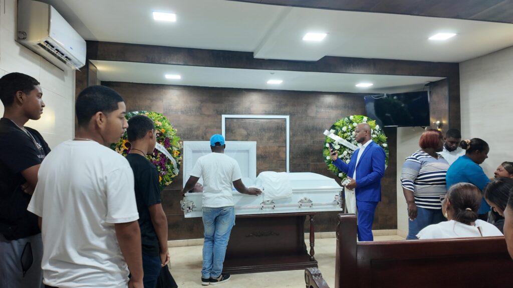 Familia exige justicia tras misteriosa muerte de joven estrella de béisbol en academia dominicana