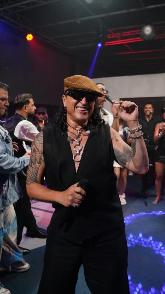 A ritmo de “Suavemente”, Elvis Crespo enciende La Casa de Alofoke | 4 | A ritmo de “Suavemente”, Elvis Crespo enciende La Casa de Alofoke - Noticias de hoy en República Dominicana | De Último Minuto