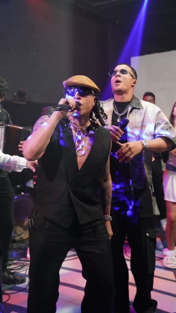 A ritmo de “Suavemente”, Elvis Crespo enciende La Casa de Alofoke | 3 | A ritmo de “Suavemente”, Elvis Crespo enciende La Casa de Alofoke - Noticias de hoy en República Dominicana | De Último Minuto