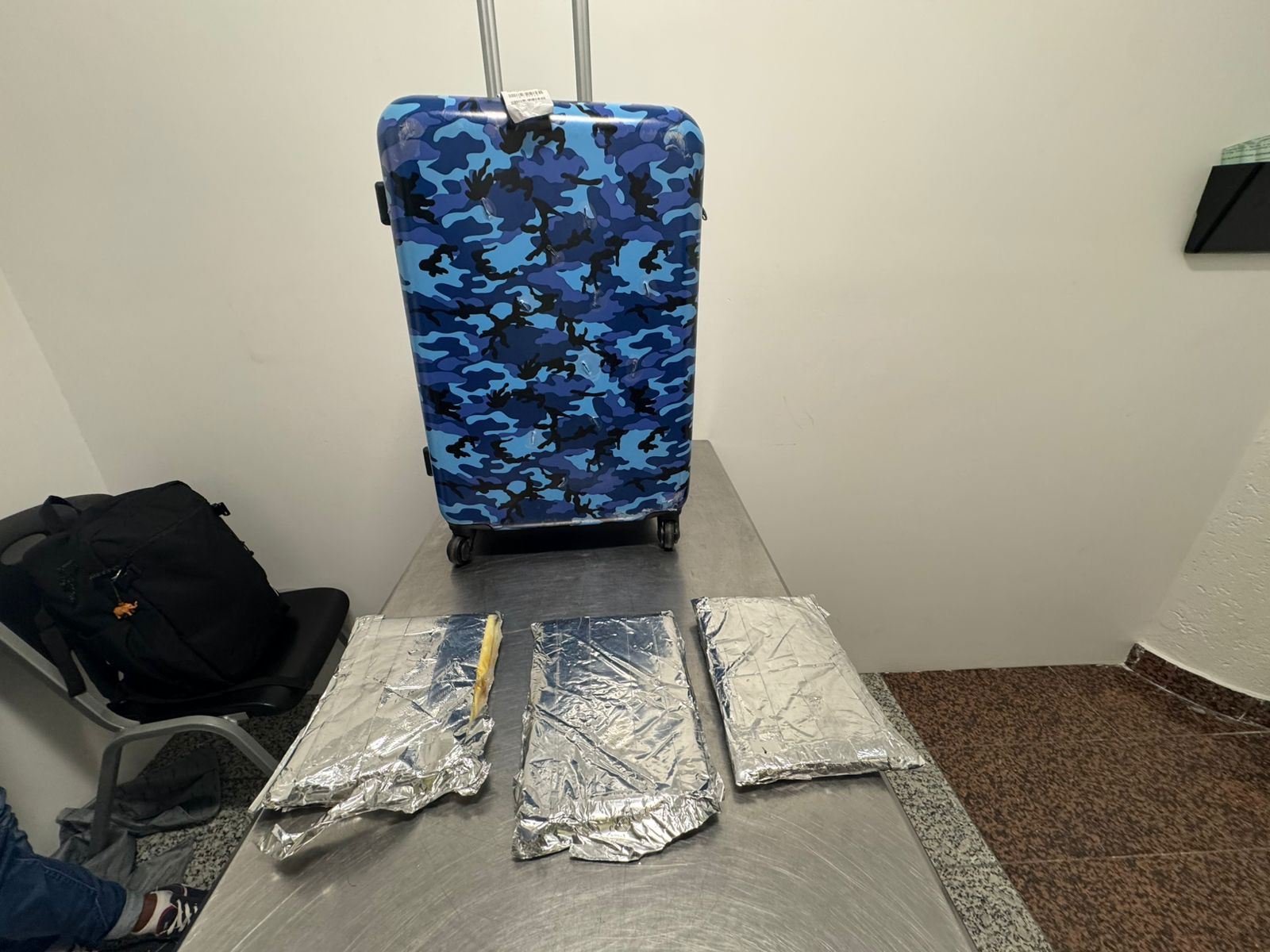 Detienen extranjero intentó viajar a España con tres láminas de presunta cocaína oculta en maleta