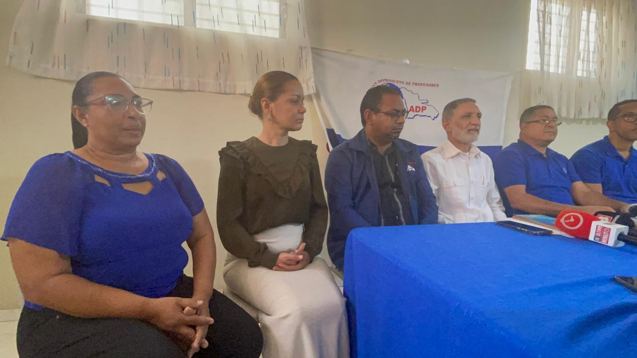 ADP en Santiago reitera que no hay condiciones para iniciar el año escolar y denuncia persecución de profesores - Noticias de hoy en República Dominicana | De Último Minuto
