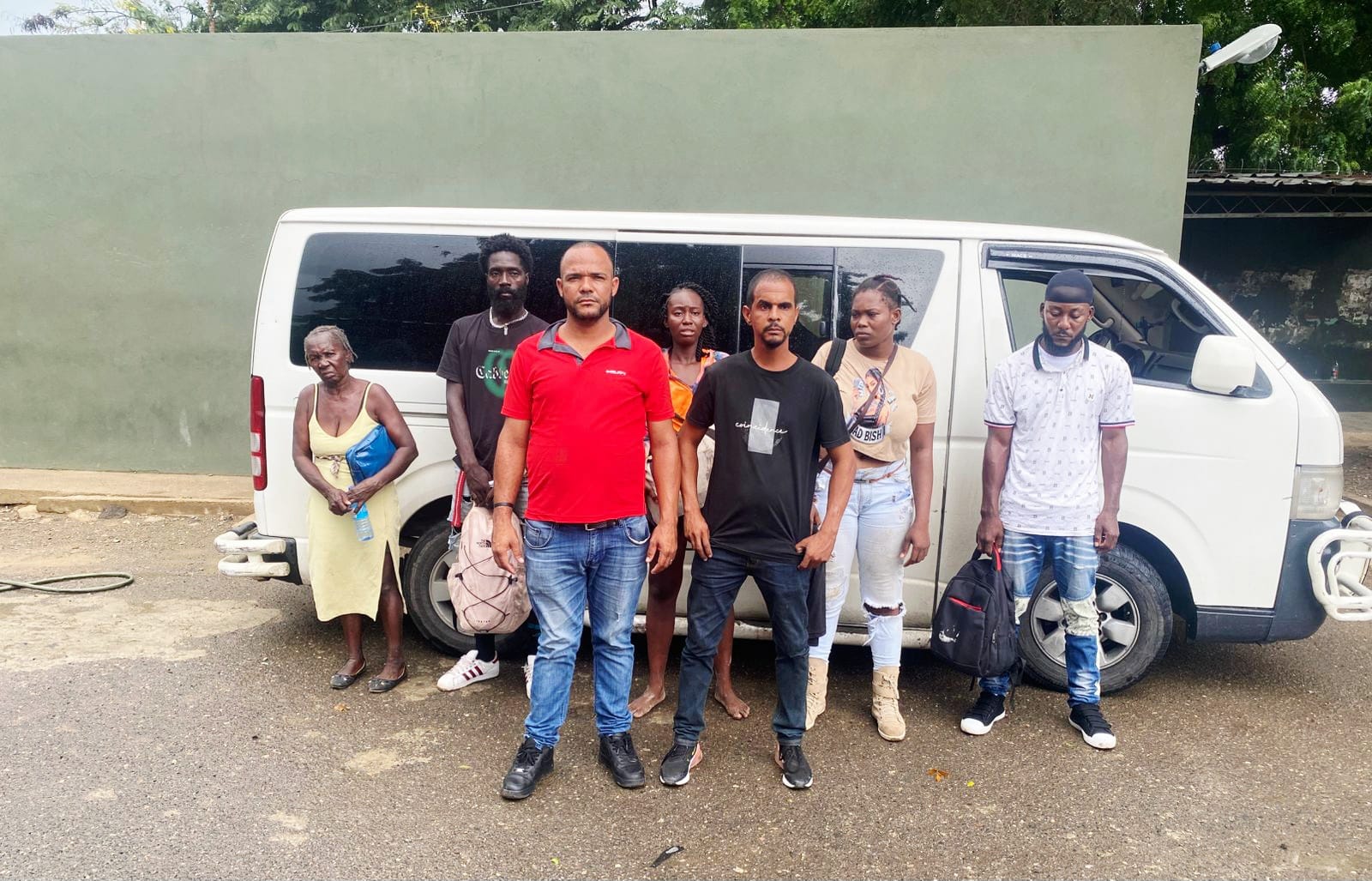 Ejército detiene chofer y cobrador de minibús que transportaban a extranjeros indocumentados en Valverde - Noticias de hoy en República Dominicana | De Último Minuto