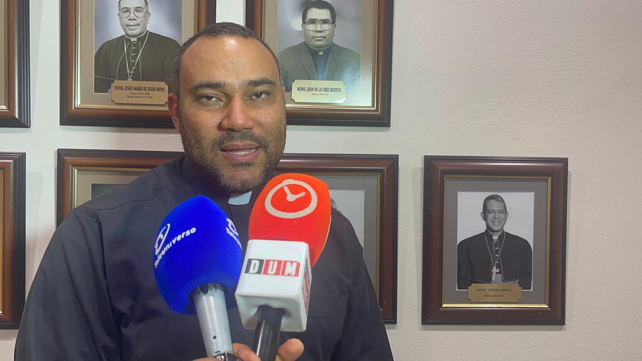 Sacerdote católico en Santiago pide a Abinader prestar atención a los altos precios de la canasta familiar - Noticias de hoy en República Dominicana | De Último Minuto