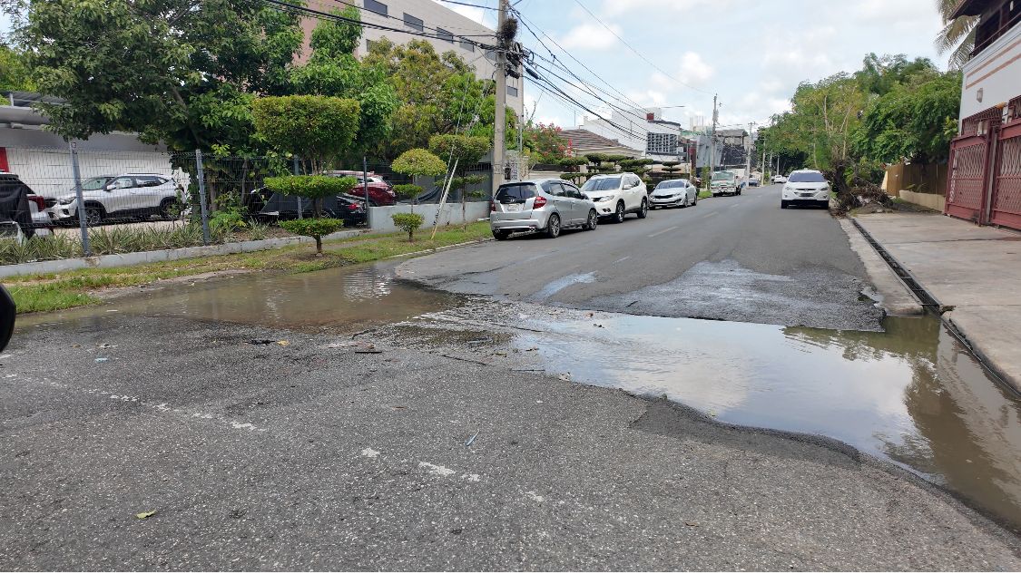 Aguas negras inundan la calle Eugenio Deschamps en Los Prados - Noticias de hoy en República Dominicana | De Último Minuto