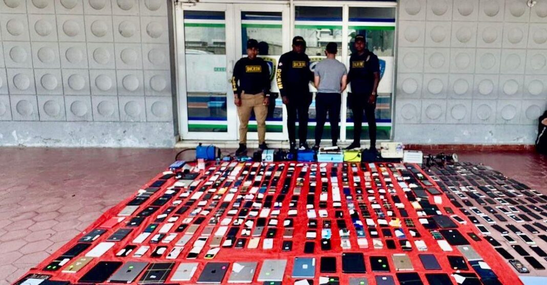 PN y Ministerio Público incautan más de 240 celulares y equipos electrónicos en allanamiento en Santiago