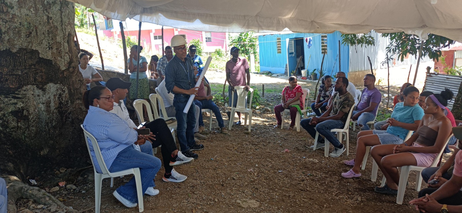 Edeeste despliega equipos comunitarios para explicar causas de apagones y garantizar mejoras en el servicio
