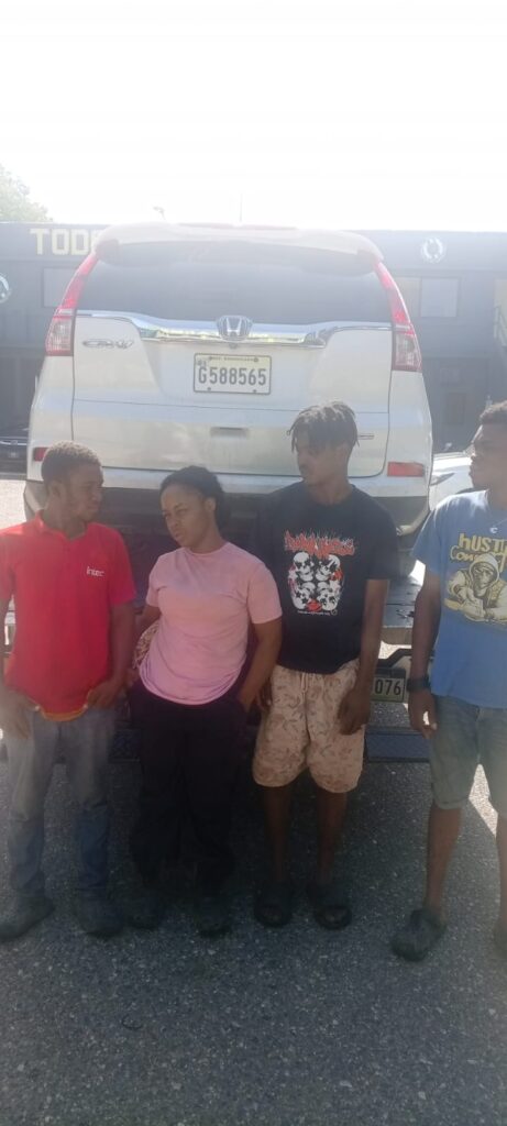 Interceptan vehículo con haitianos indocumentados; reconocido contrabandista logra escapar - Noticias de hoy en República Dominicana | De Último Minuto