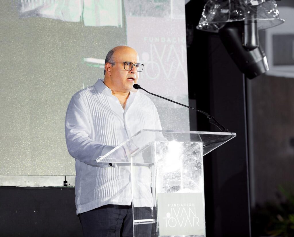 Fundación Iván Tovar presenta la escultura monumental The Chaise Adulte de Iván Tovar | 11 | Fundación Iván Tovar presenta la escultura monumental The Chaise Adulte de Iván Tovar - Noticias de hoy en República Dominicana | De Último Minuto