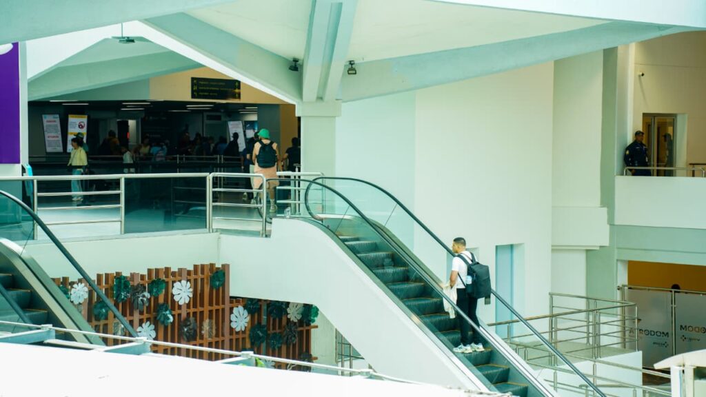 Nueva medida: dividen por género filas de chequeo en el Aeropuerto de Las Américas y pasajeros muestran confusión | 2 | Nueva medida: dividen por género filas de chequeo en el Aeropuerto de Las Américas y pasajeros muestran confusión - Noticias de hoy en República Dominicana | De Último Minuto