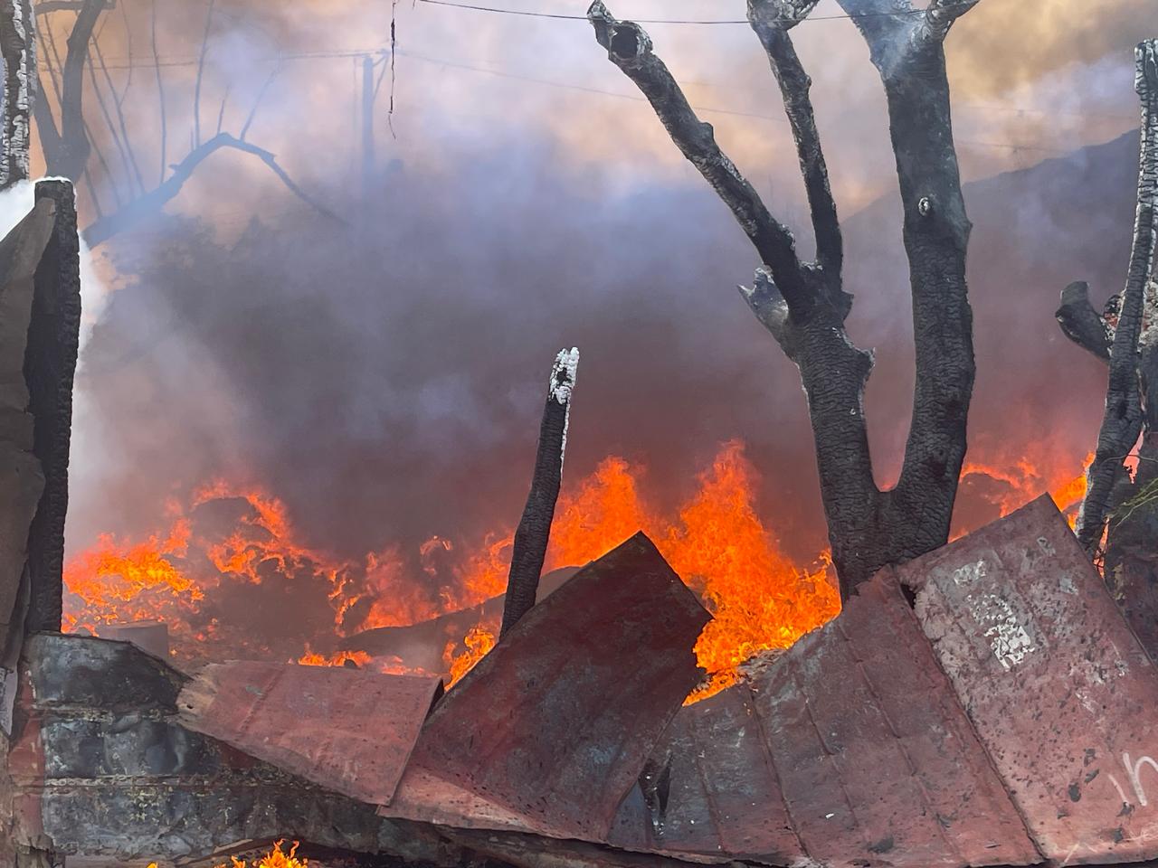 Incendio devora casa y depósito en Santiago tras explosión de transformador