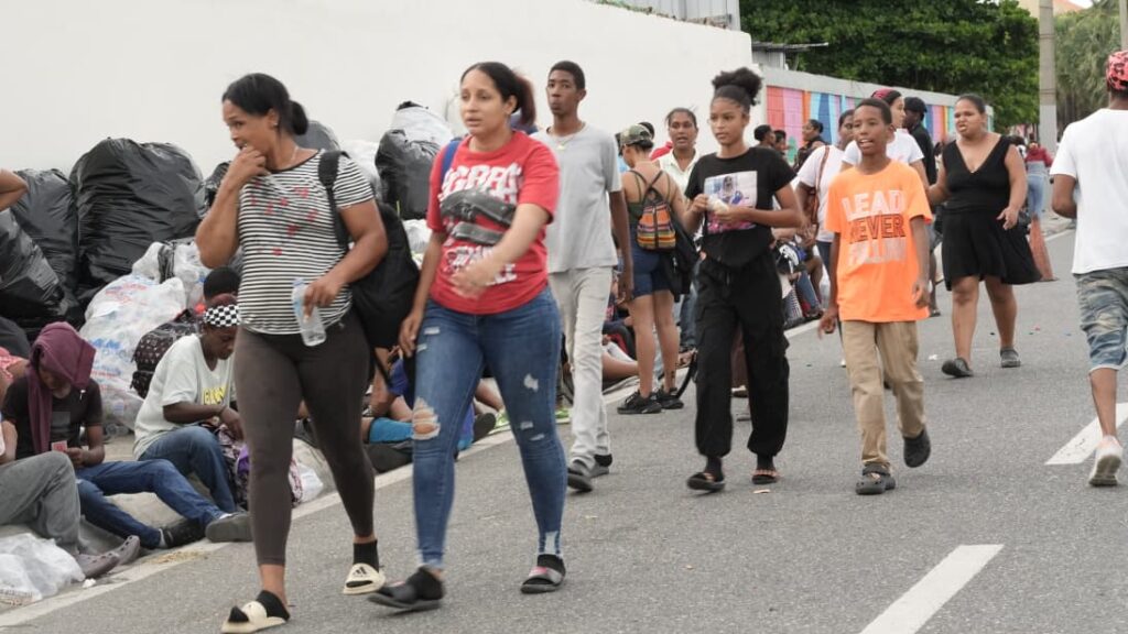 Familias hacen fila desde hoy para jornada “Plástico por Útiles” en el Distrito Nacional | 7 | Familias hacen fila desde hoy para jornada “Plástico por Útiles” en el Distrito Nacional - Noticias de hoy en República Dominicana | De Último Minuto