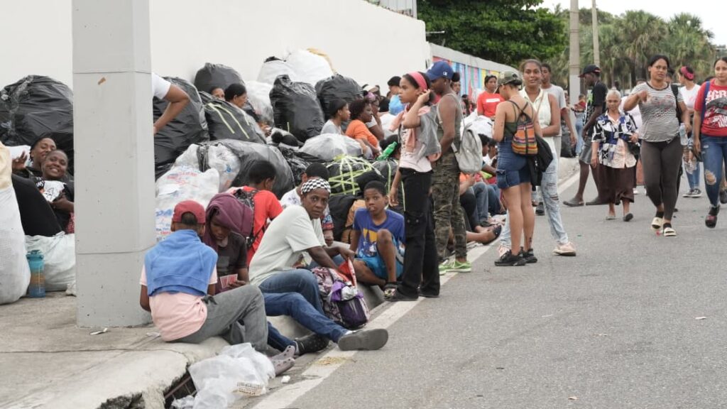 Familias hacen fila desde hoy para jornada “Plástico por Útiles” en el Distrito Nacional | 6 | Familias hacen fila desde hoy para jornada “Plástico por Útiles” en el Distrito Nacional - Noticias de hoy en República Dominicana | De Último Minuto