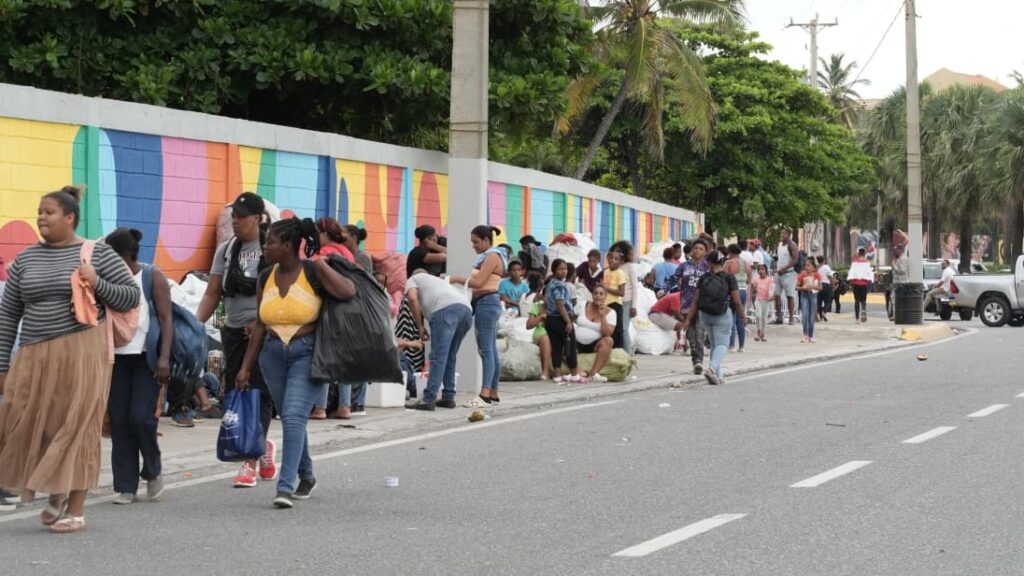 Familias hacen fila desde hoy para jornada “Plástico por Útiles” en el Distrito Nacional | 2 | Familias hacen fila desde hoy para jornada “Plástico por Útiles” en el Distrito Nacional - Noticias de hoy en República Dominicana | De Último Minuto
