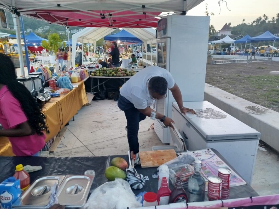 Salud Pública supervisa negocios de gastronomía en el Festival del Coco en Samaná