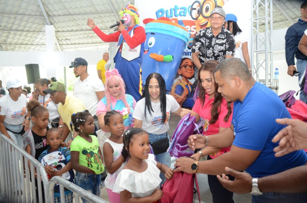 Alcaldía de Santo Domingo Norte entrega útiles escolares a más de 10,000 niños | 3 | Alcaldía de Santo Domingo Norte entrega útiles escolares a más de 10,000 niños - Noticias de hoy en República Dominicana | De Último Minuto