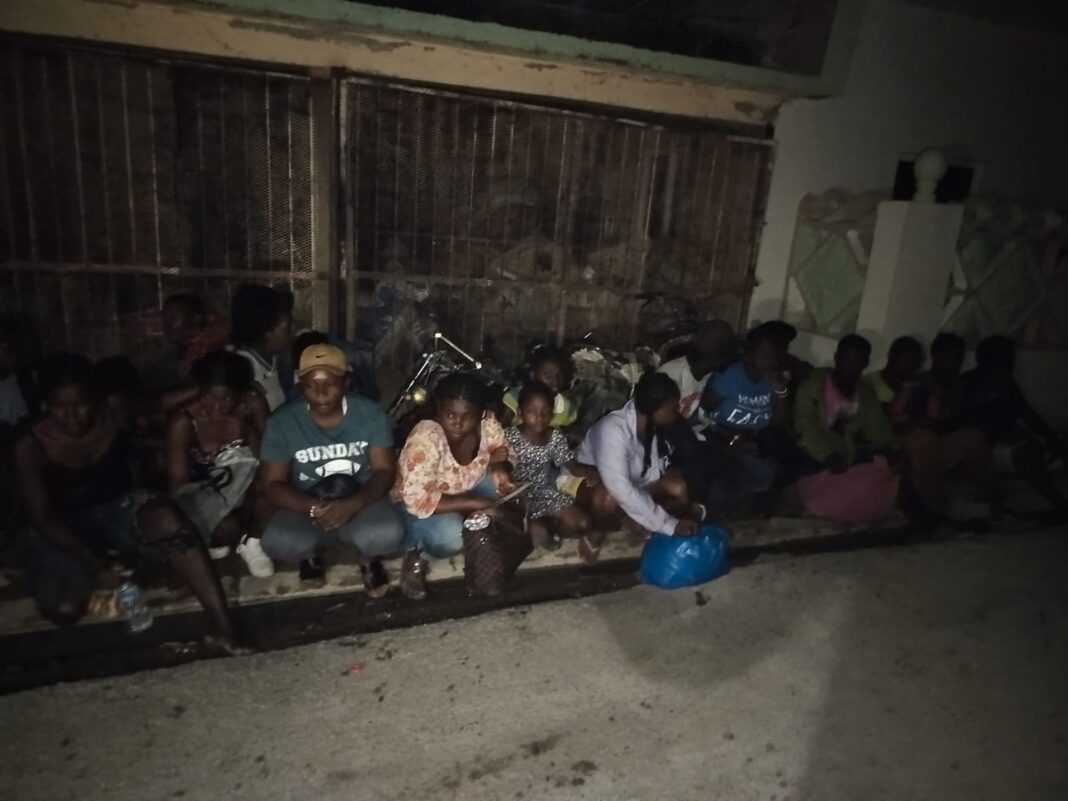 Ejército detiene 25 nacionales haitianos en una jeepeta en Montecristi