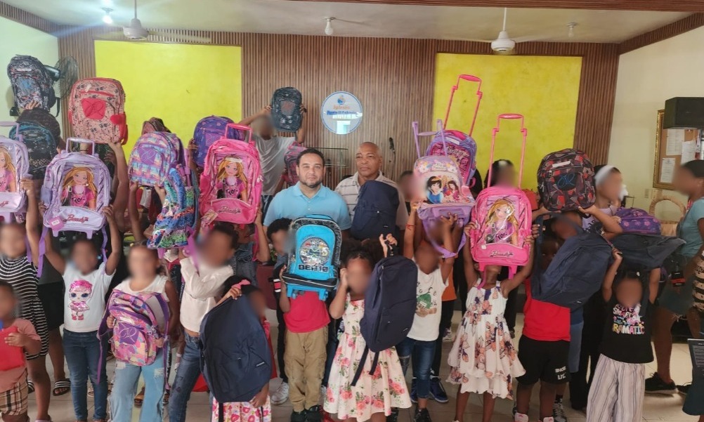 Comunicador Manuel Cruz entrega útiles escolares a niños de escasos recursos