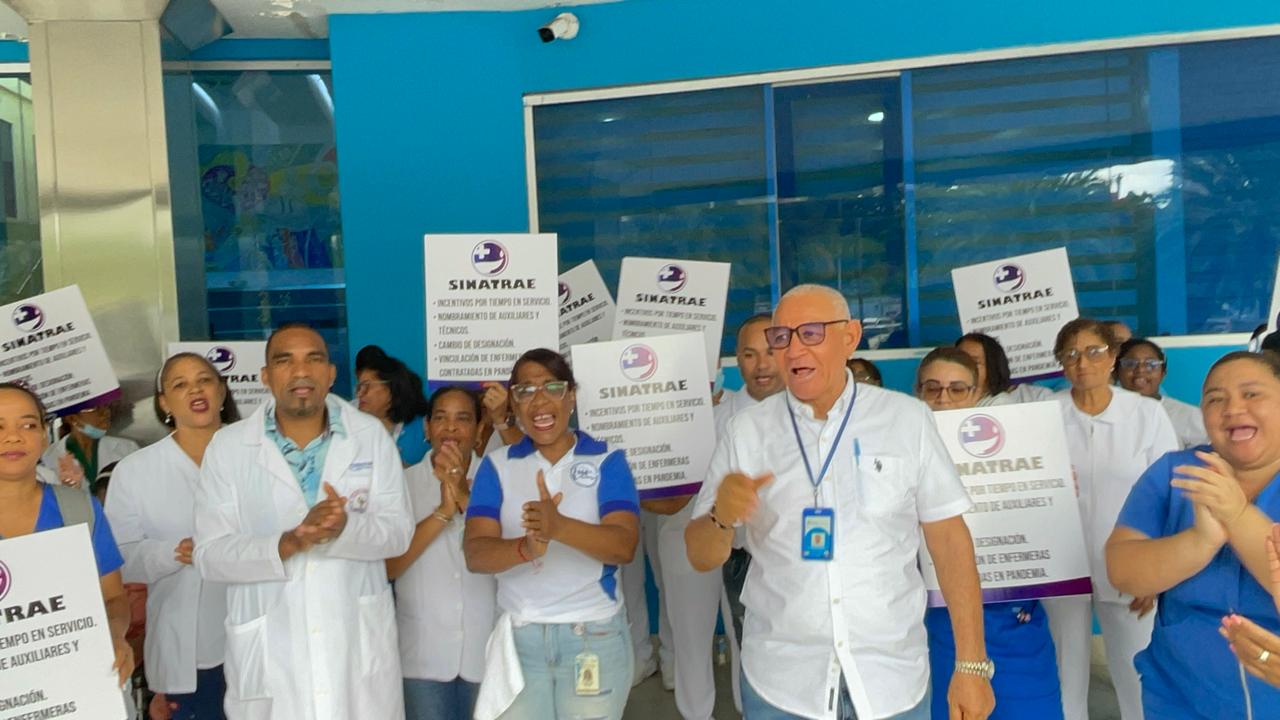 Enfermeras paralizan por 24 horas servicios en hospitales de Santiago en reclamo de reivindicaciones - Noticias de hoy en República Dominicana | De Último Minuto