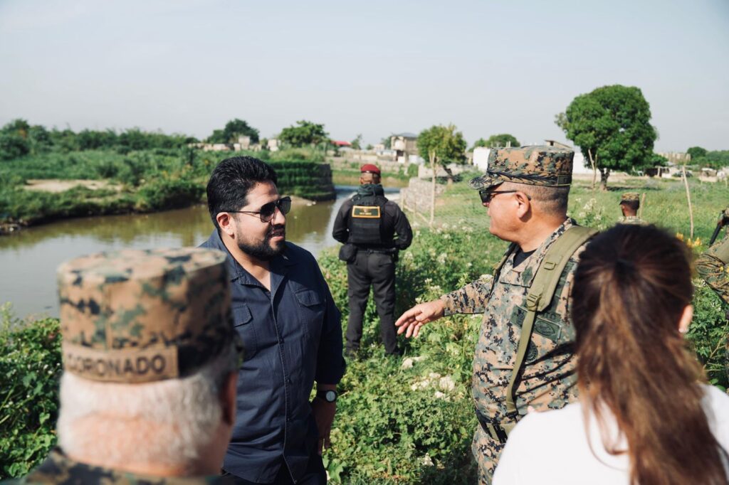 Autoridades dominicanas y estadounidenses recorren frontera domínico-haitiana | 7 | Autoridades dominicanas y estadounidenses recorren frontera domínico-haitiana - Noticias de hoy en República Dominicana | De Último Minuto