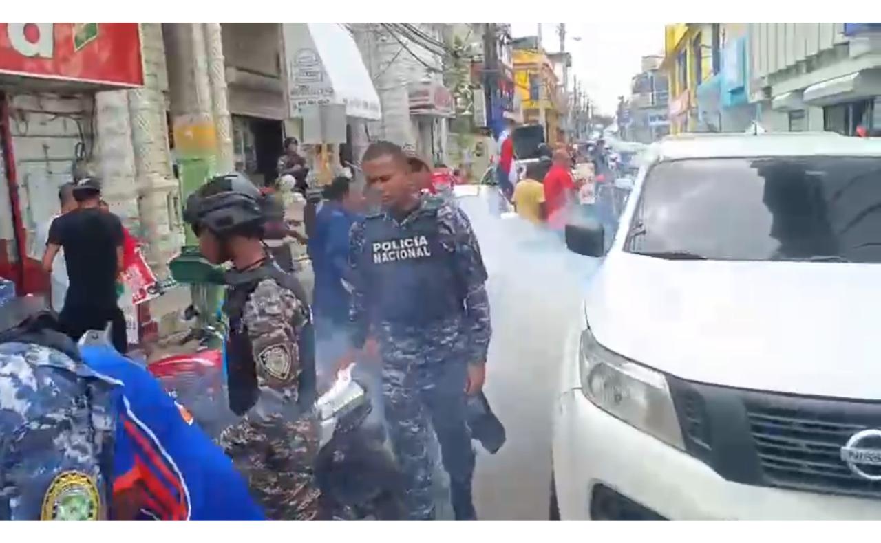 Policía reprime con violencia velatorio simbólico contra Edenorte en Moca