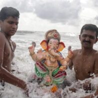 Miles de devotos hindúes celebran el festival Ganesh Chathurthi