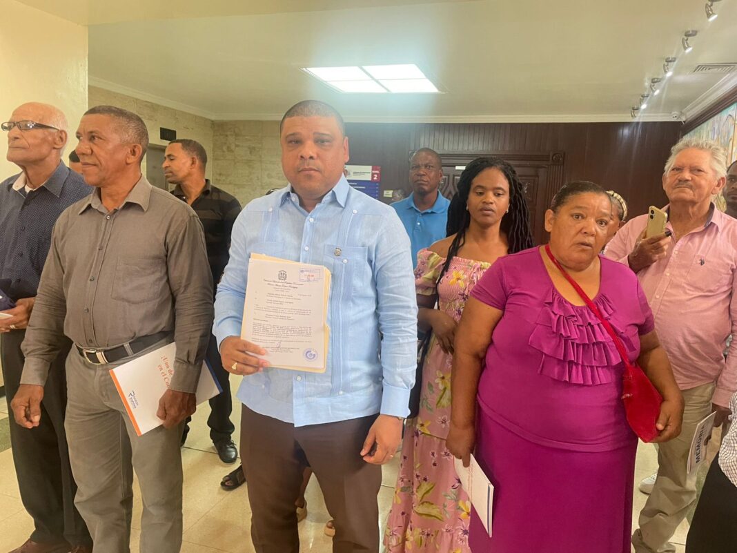 Comunitarios de Sabana Perdida y diputado Raposo someten proyectos para mejorar calles y educación