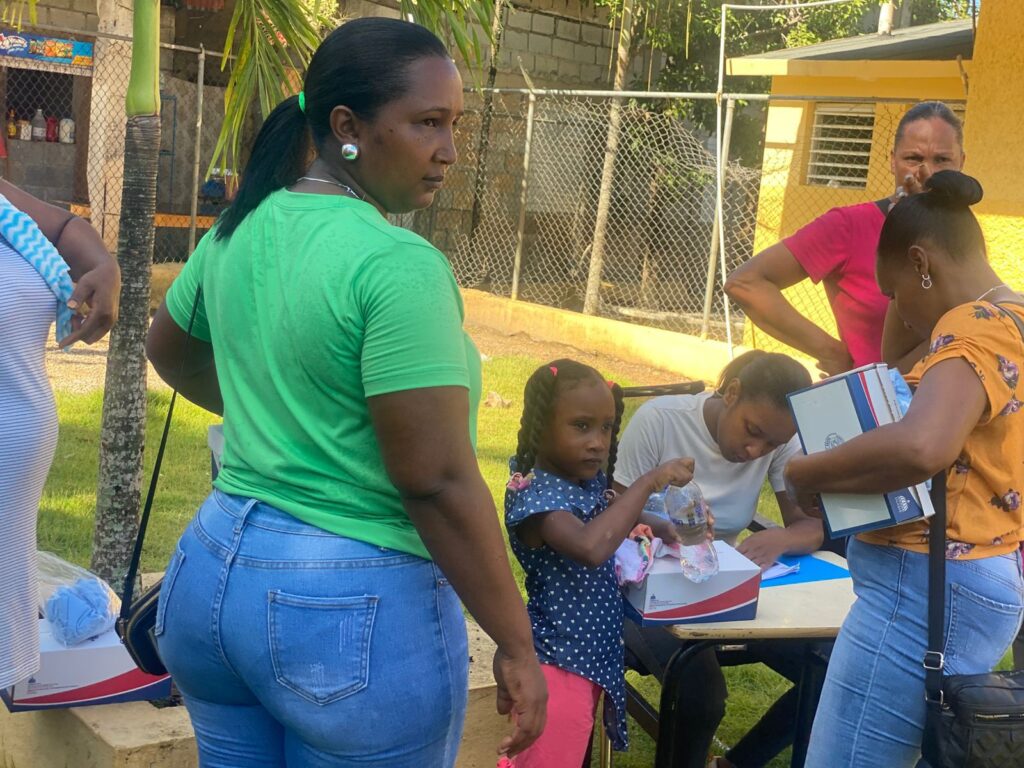 Centro Educativo Daniela Ondina Graciano entrega uniformes escolares a sus estudiantes | 2 | Centro Educativo Daniela Ondina Graciano entrega uniformes escolares a sus estudiantes - Noticias de hoy en República Dominicana | De Último Minuto