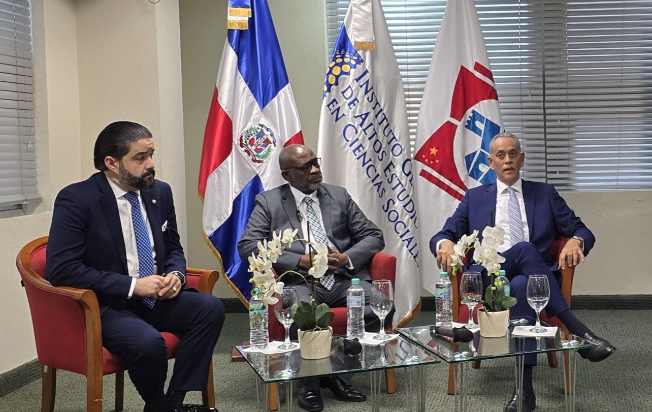 Funglode y CENDOESCH analizan retos y oportunidades del nuevo esquema de comercio global Las palabras de bienvenida estuvieron a cargo de la doctora Josefina Pimentel, exministra de Educación y rectora del IGLOBAL, quien destacó la importancia de generar espacios de análisis sobre los retos y oportunidades del comercio global. El panel contó con la participación de destacados especialistas: el economista Ysrael Abreu Rosario, quien abordó “La Unión Europea y la desindustrialización como desafío en la participación del comercio mundial”, ofreciendo una perspectiva sobre los retos que enfrenta la región europea en el comercio global; y Antonio Florián, secretario general de la Fuerza del Pueblo, quien disertó sobre “La Franja y la Ruta y su impacto en el comercio mundial”, explorando la estrategia global de China y sus efectos en los mercados internacionales. Durante su intervención, Ysrael Abreu explicó cómo la desindustrialización en la Unión Europea, la competencia asiática, la transición verde y crisis recientes como la del COVID-19 han reducido el peso de su industria en un mundo cada vez más globalizado, obligando a la región a replantear estrategias para mantener su competitividad y reducir la dependencia de importaciones. Abreu resaltó la necesidad de transformar estos desafíos en oportunidades mediante una reindustrialización inteligente. Por su parte, Antonio Florián analizó la apuesta de China por la Franja y la Ruta, un megaproyecto que conecta a más de 150 países a través de corredores terrestres y marítimos, permitiendo ampliar mercados, facilitar el transporte de mercancías y fortalecer su influencia económica global. Florián señaló que este proyecto ofrece nuevas oportunidades para los países en desarrollo, que históricamente han dependido de Estados Unidos como principal socio comercial. Destacó que la visión de China, desde el lanzamiento del proyecto en 2013, busca generar beneficios equitativos para todos los países participantes. Los panelistas coincidieron en que estos cambios representan tanto riesgos como oportunidades para los países en desarrollo, que deben prepararse para un escenario comercial cada vez más dinámico y competitivo. Al concluir el evento, el presidente de CENDOESCH, Manolo Pichardo, destacó la importancia de que República Dominicana adopte una postura estratégica frente a estos cambios, que no dependa exclusivamente de Estados Unidos como principal socio comercial, sino que también abra espacio a potencias emergentes como China y Rusia. El propósito de estos paneles es generar espacios de análisis que contribuyan a la comprensión de los grandes retos económicos internacionales y a la formulación de propuestas desde la región hacia el mundo.