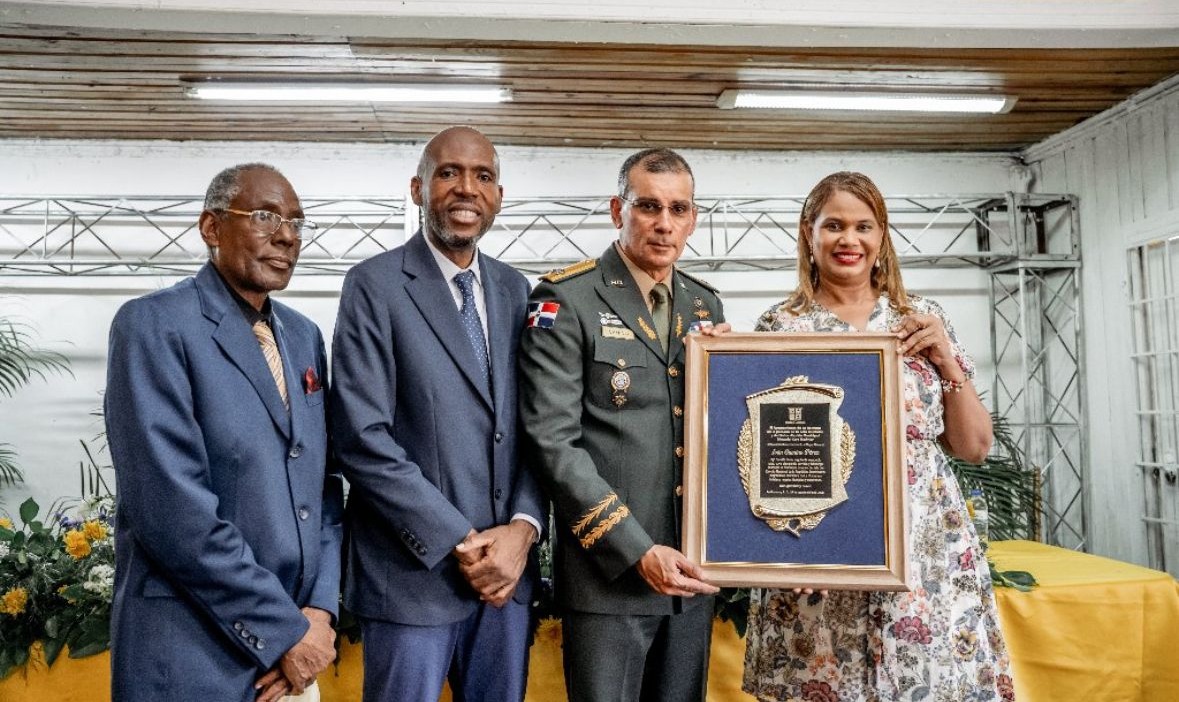 Alcaldía de La Romana reconoce al Mayor General Jorge Iván Camino Pérez y a otros militares