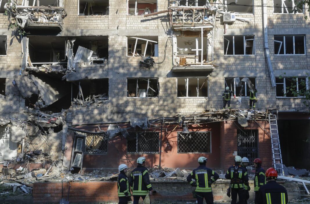 Sube a 14 el número de muertos por el ataque ruso contra Kiev, entre ellos tres menores