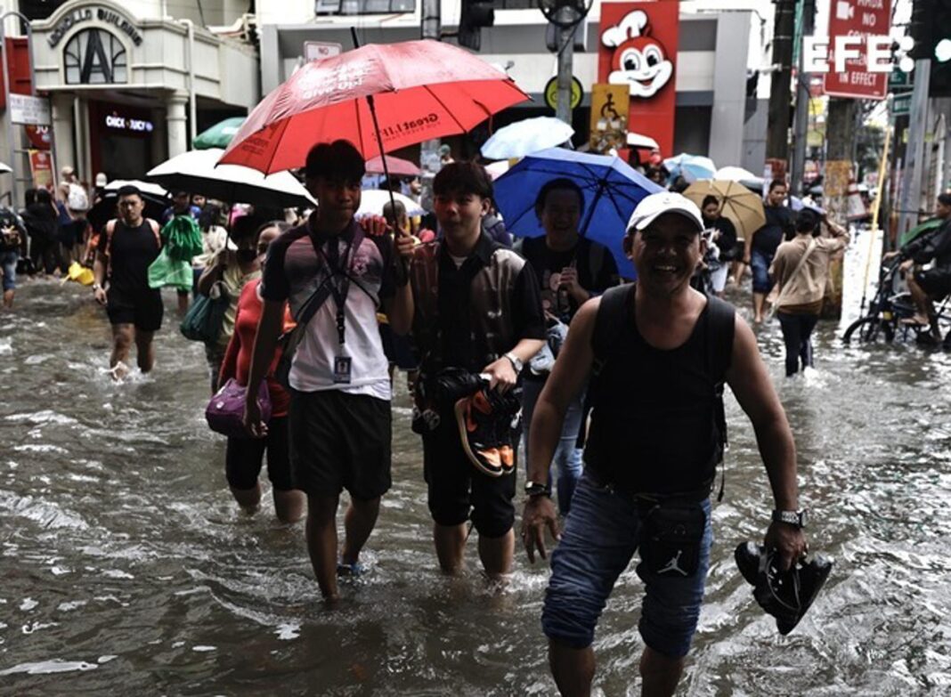 Un ciclón causa inundaciones y cancelaciones de vuelos a su paso por el norte de Filipinas