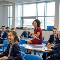 El español se ha convertido en la lengua extranjera preferida para los estudiantes de secundaria británicos y supera por primera vez al francés con un aumento del 2,6 % en las matriculaciones, según datos publicados este jueves. En 2025 se registraron 136.871 matriculaciones de español para el General Certificate of Secondary Education, el título de educación secundaria británico conocido como GCSE, frente a las 133.395 de 2024, todas en Inglaterra, Gales e Irlanda del Norte, indican los datos facilitados por el Joint Council of Qualifications (JCQ), organismo que supervisa la administración de los exámenes. Las inscripciones en clases de francés disminuyeron un 1,4 % y alcanzaron las 132.808, mientras que el pasado curso fueron 134.651, y el alemán cayó un 7 % con respecto al año pasado (de 35.913 a 33.391 matriculaciones), según los mismos datos, que no incluyen los correspondientes a Escocia. "El español es un idioma muy extendido a nivel mundial, lo hablan muchas personas en todo el mundo y, como sabemos, España es un destino vacacional muy popular entre los británicos, lo que podría haber contribuido a que el español superara al francés este año", dijo Jill Duffy, presidenta de la junta del JCQ en un comunicado. Sin embargo, la reducción en matriculaciones en francés y alemán es un "motivo de preocupación", aunque el aumento del español demuestra un "apetito real por el aprendizaje de idiomas". El español se sitúa así entre las cuatro asignaturas que reflejaron un aumento de las matriculaciones este año, junto a Historia, Estudios Empresariales, Ciencia de la Computación y Estadística.