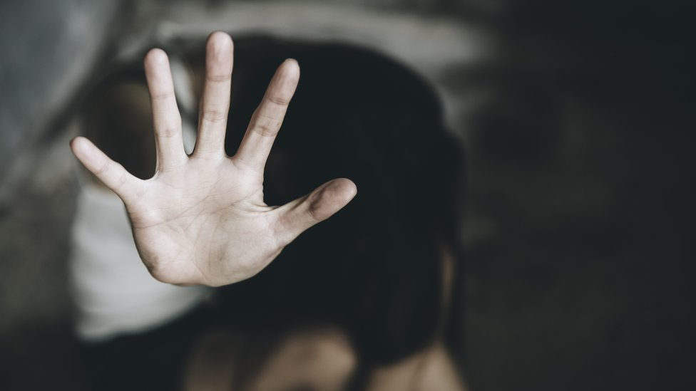 Policía persigue a seis hombres acusados de abusar de joven en Villa González; exhorta a entregarse