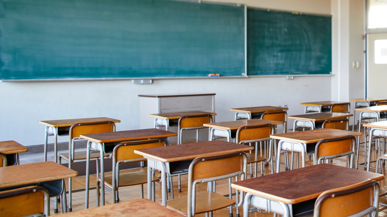 Baja asistencia y quejas por retrasos en entrega de utilería marcan primera semana del año escolar