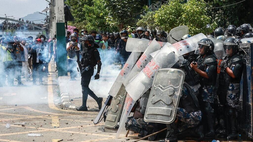 Nepal eleva a 25 los muertos en las protestas mientras presos huyen de varias cárceles