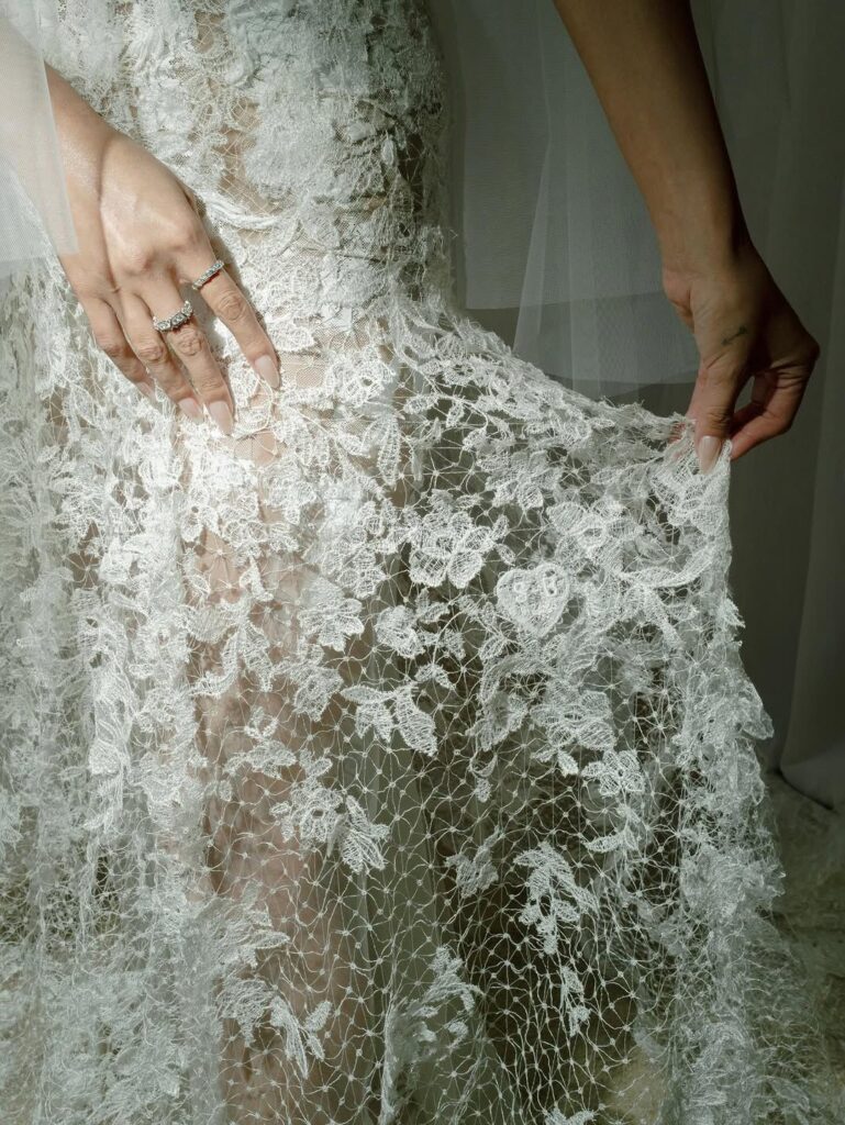 Selena Gómez comparte fotos inéditas de los looks que lució en su boda | 5 | Selena Gómez comparte fotos inéditas de los looks que lució en su boda - Noticias de hoy en República Dominicana | De Último Minuto