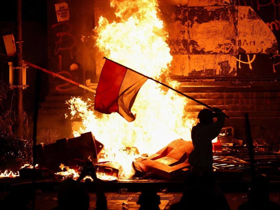 Incendian el Congreso en Indonesia por aumento salarial de legisladores