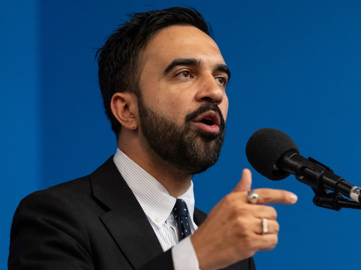 Cuomo elogia a Adams tras renunciar a la alcaldía y apunta a Mamdani como "fuerza destructiva"
