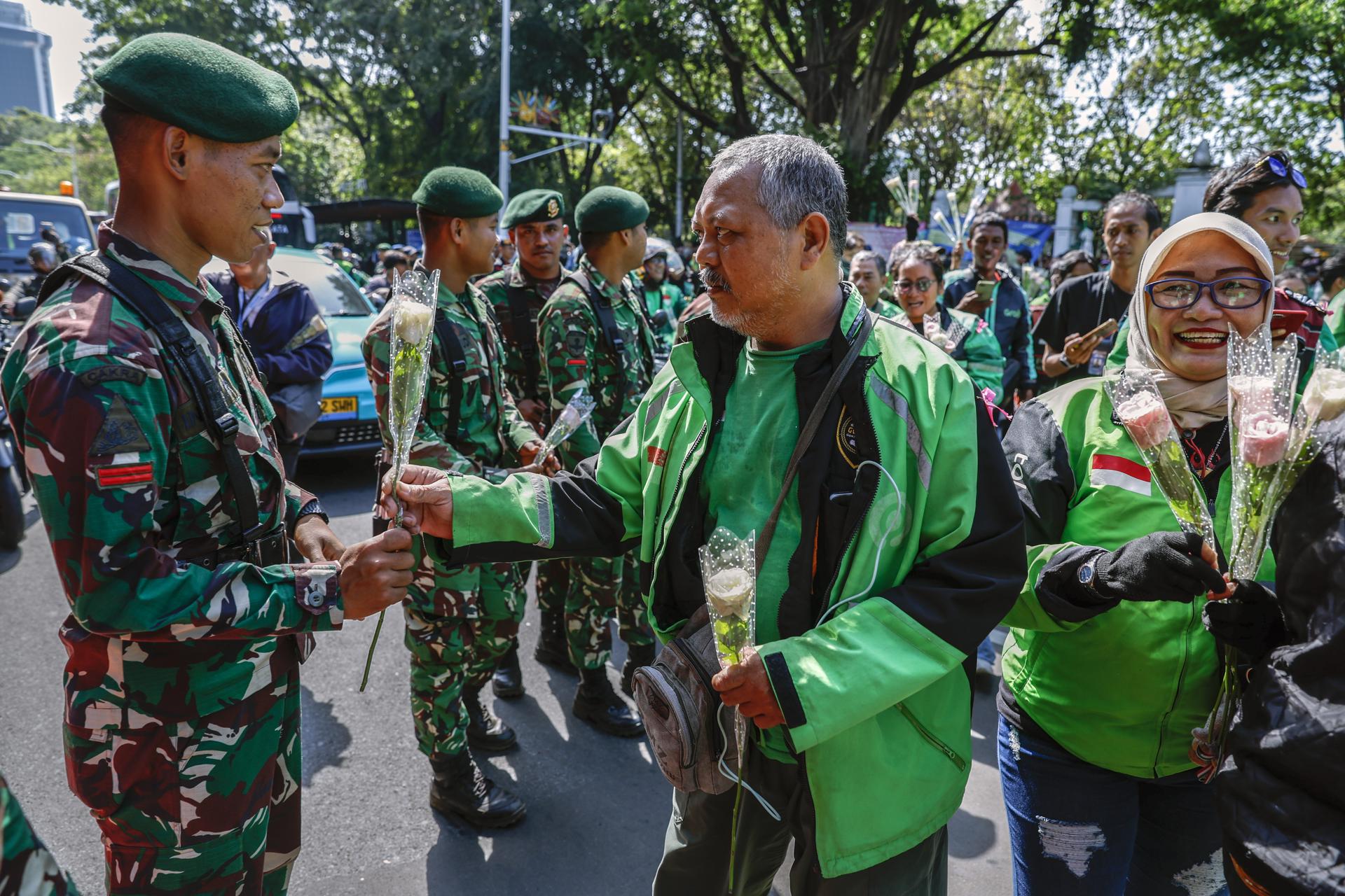 Empleados de 'apps' de transporte protestan en Indonesia entre fuerte despliegue policial