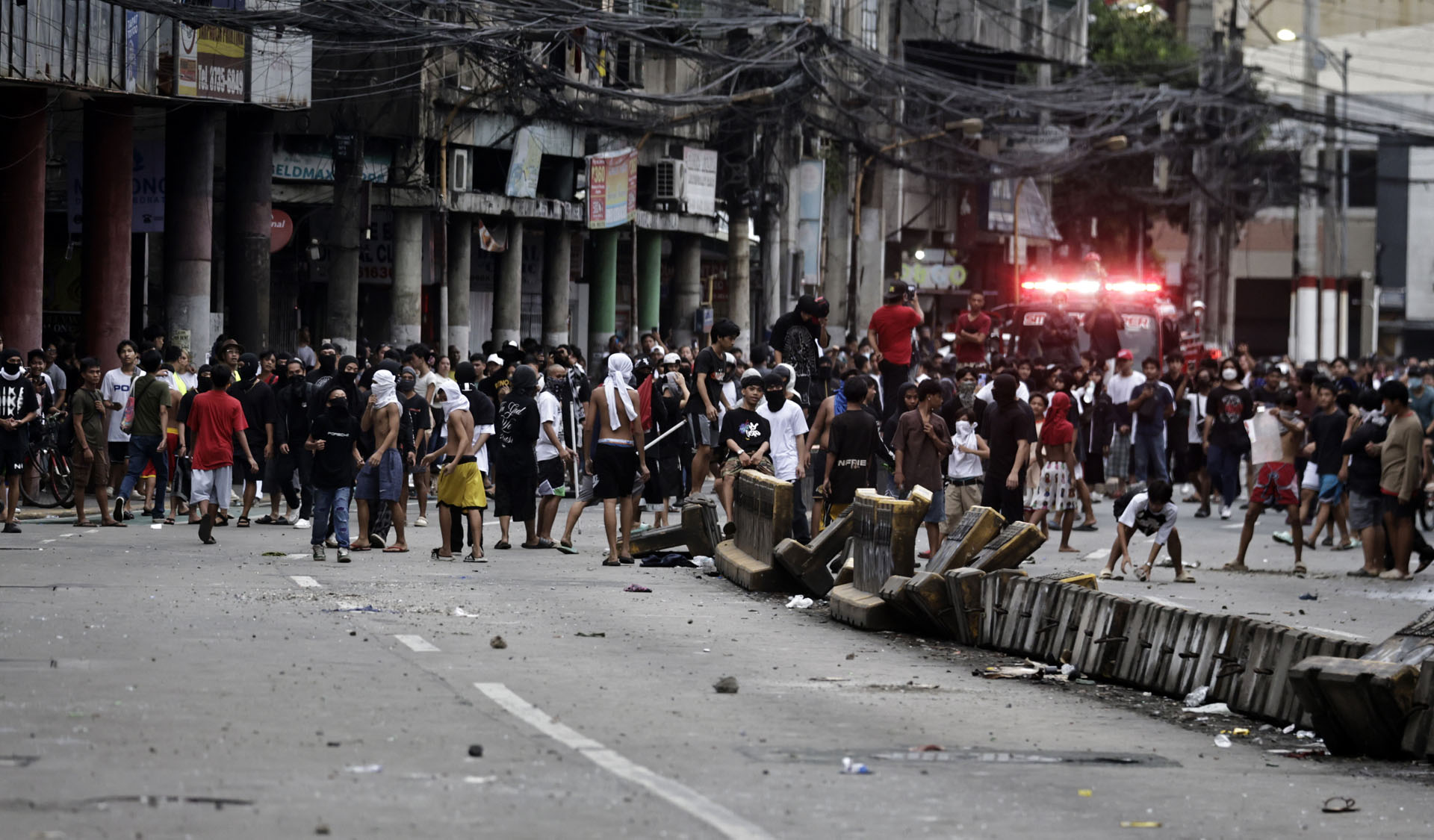 La ira contra la corrupción saca a decenas de miles de filipinos a la calle entre choques