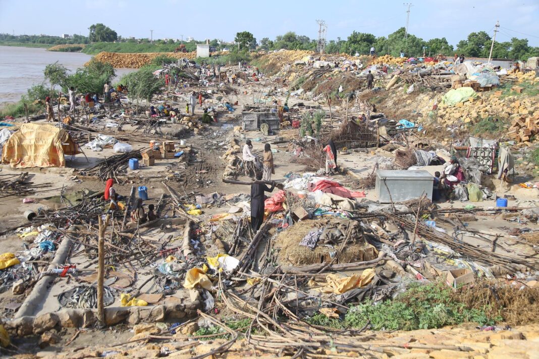 Al menos 8 muertos tras naufragar un barco de rescate en una zona inundada en Pakistán