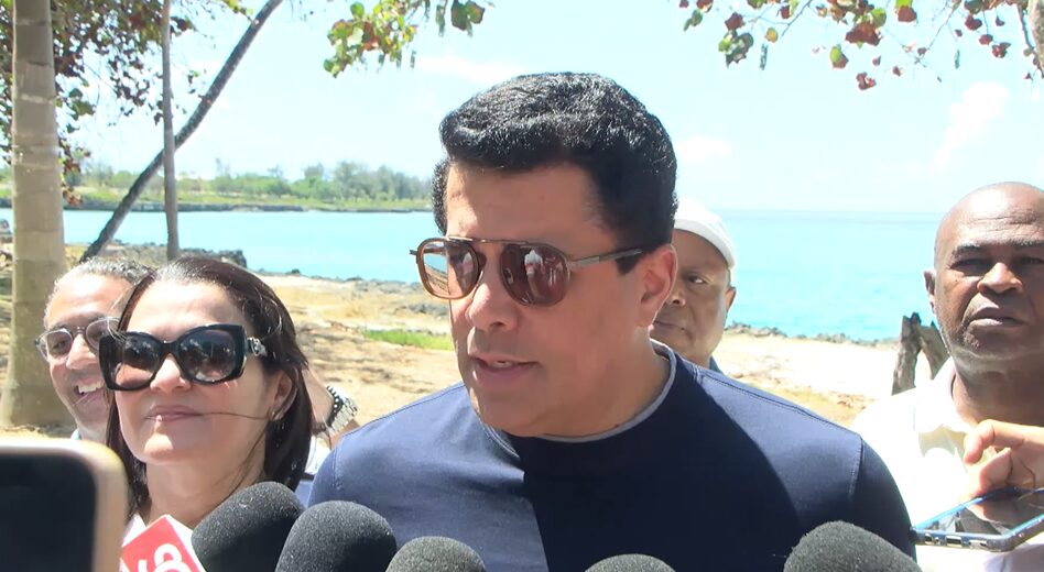 Collado anuncia entrega del Parque Submarino La Caleta en 30 días